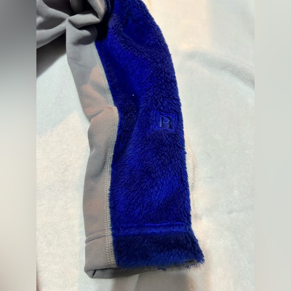 Blue and Grey Vintage Women’s Patagonia R Fleece Jacket - Picture 4 of 11